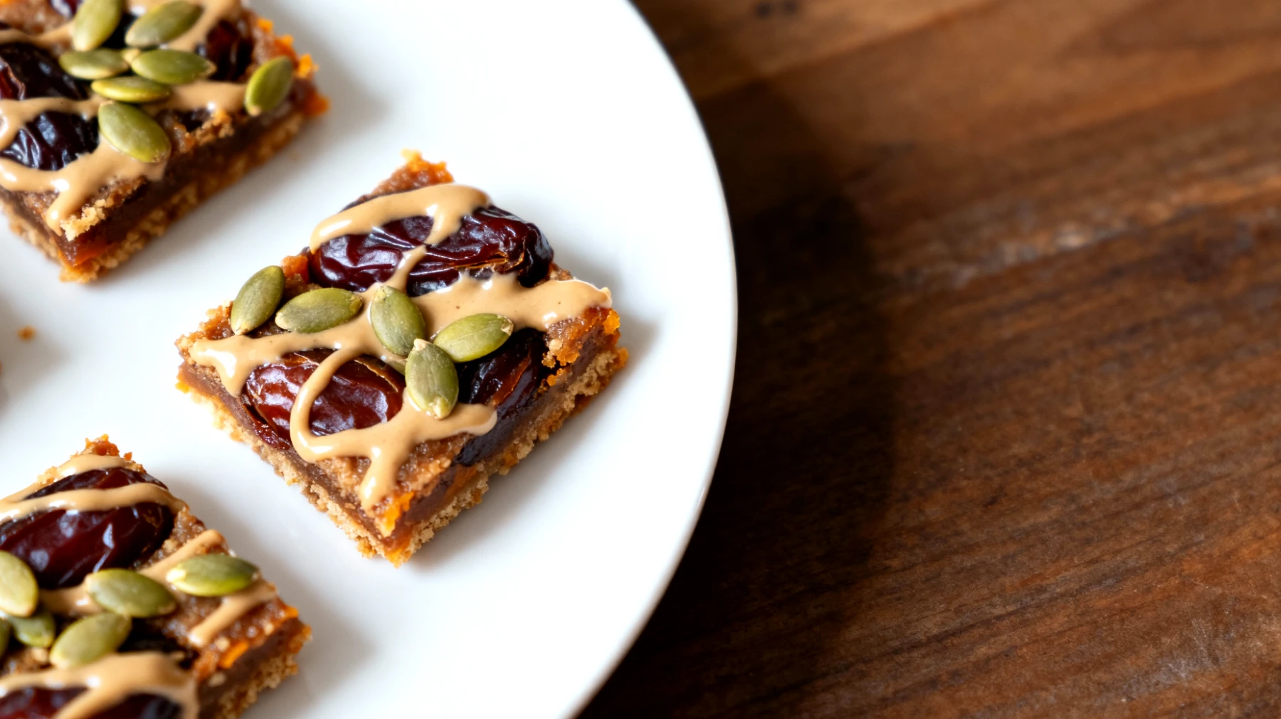 Barrette di datteri, tahini e semi di zucca fatte in casa"