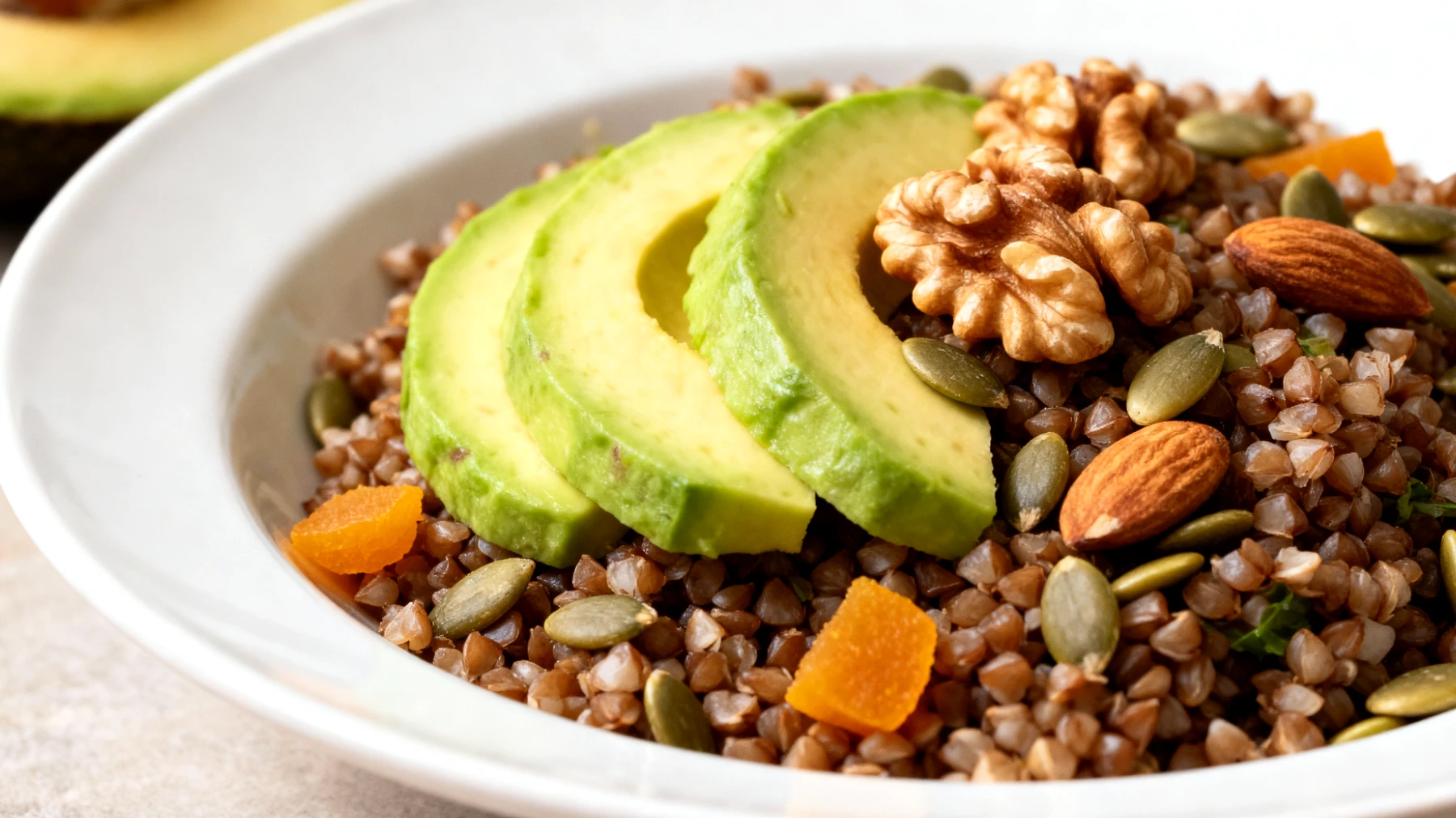 Insalata di grano saraceno con avocado, noci e semi di zucca"