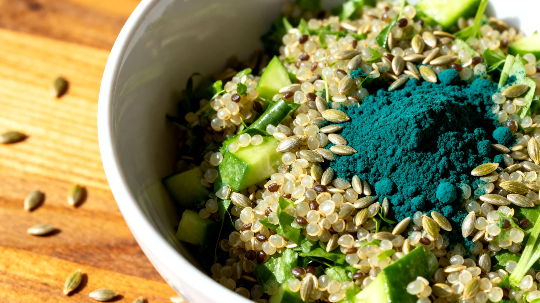 Insalata di quinoa con semi di canapa e spirulina"