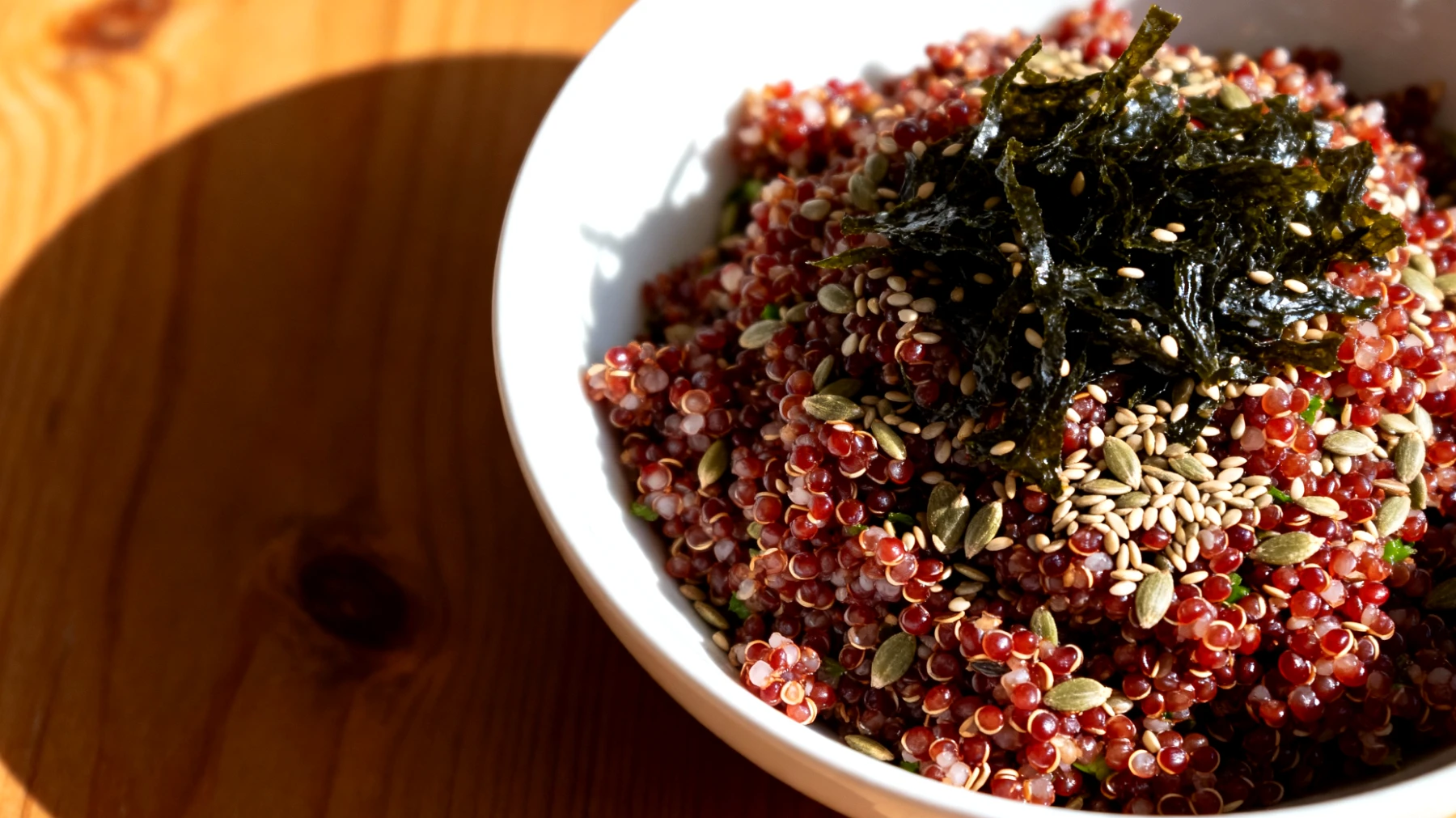 Insalata di quinoa rossa con semi di canapa e alghe wakame"
