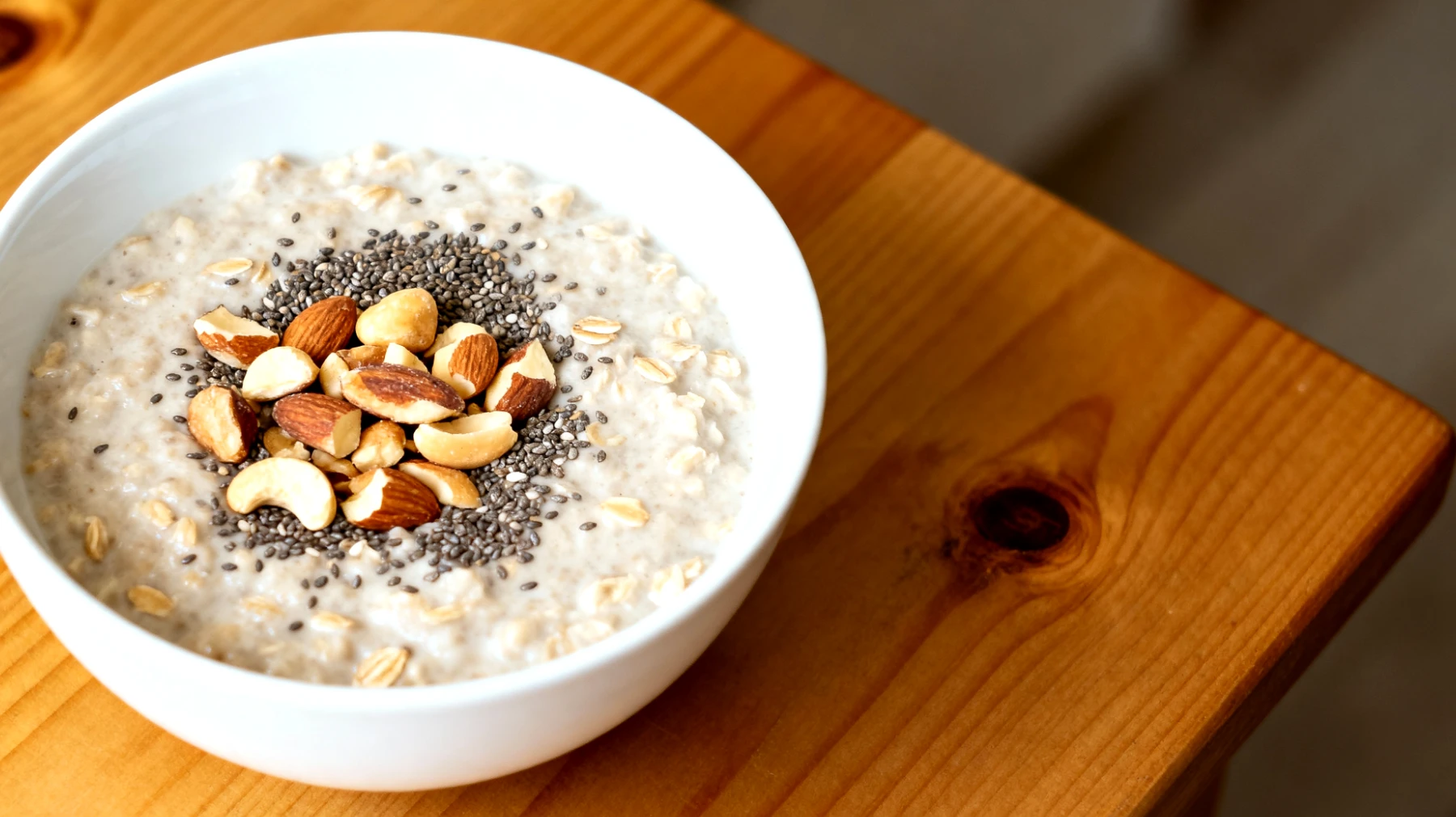 Porridge di avena con semi di chia e frutta secca"