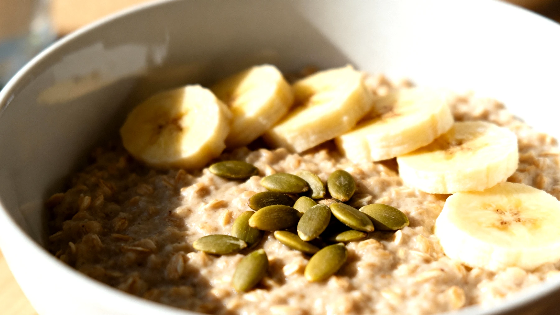 Porridge di avena con semi di zucca e banana"