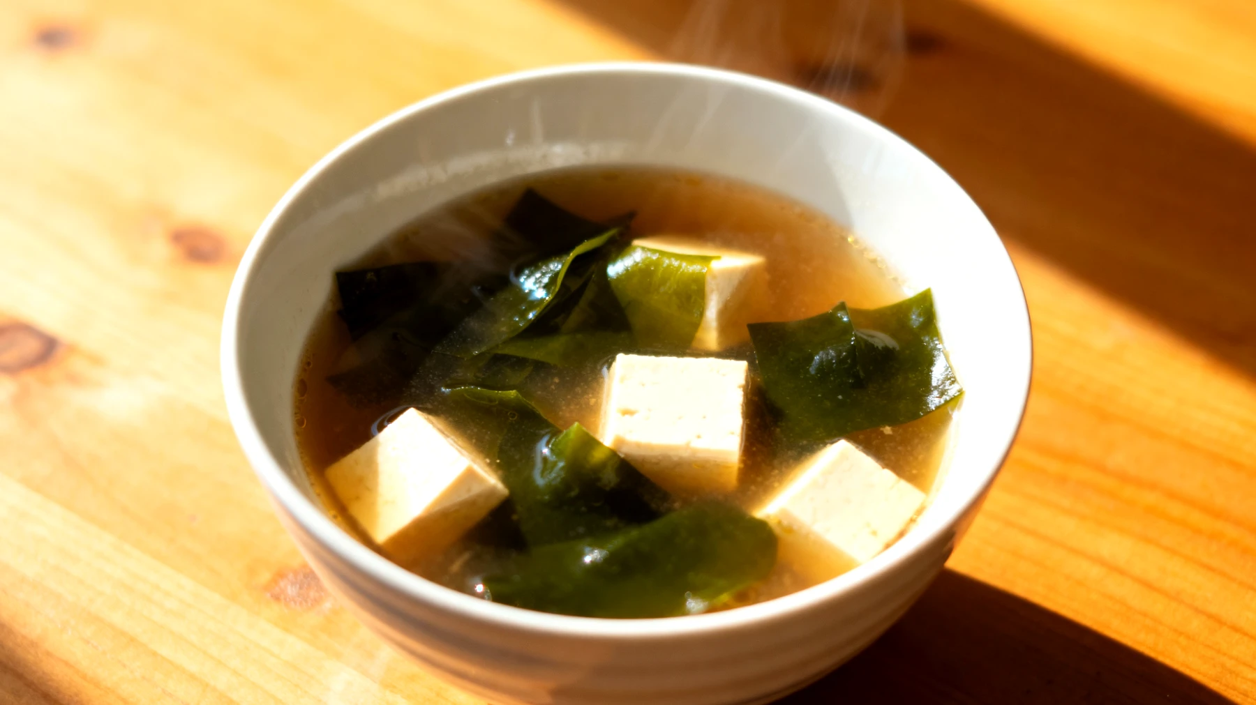 Zuppa di miso con alghe wakame e tofu"