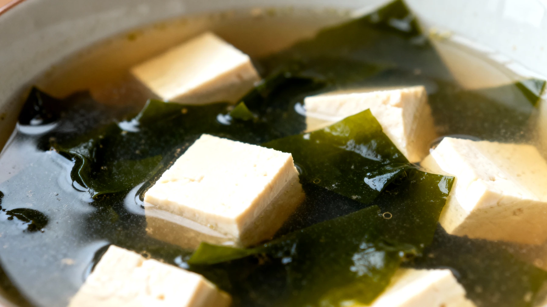 Zuppa di miso con tofu e alghe wakame"
