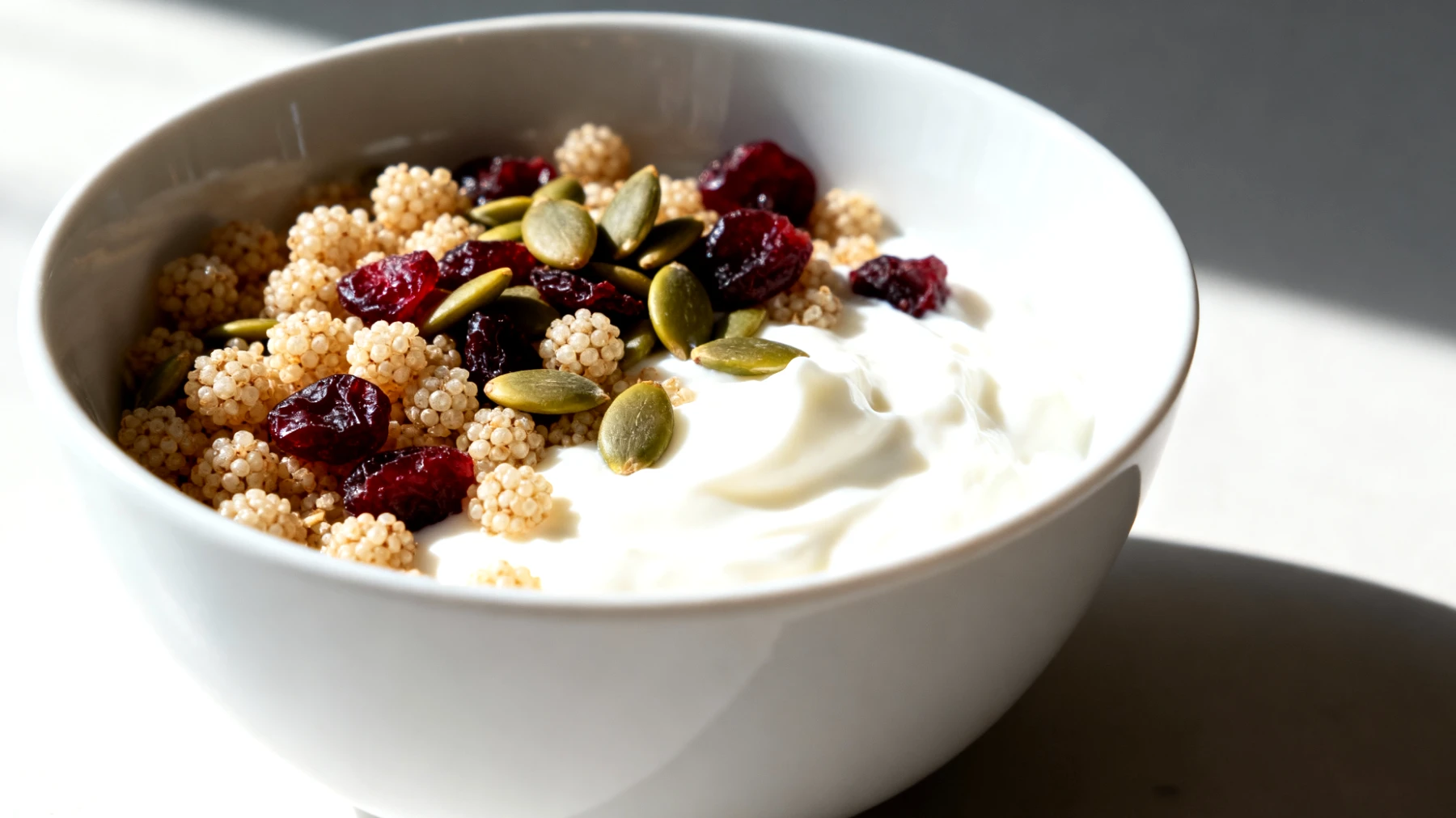 Amaranto soffiato con yogurt greco, semi di zucca e mirtilli rossi disidratati"