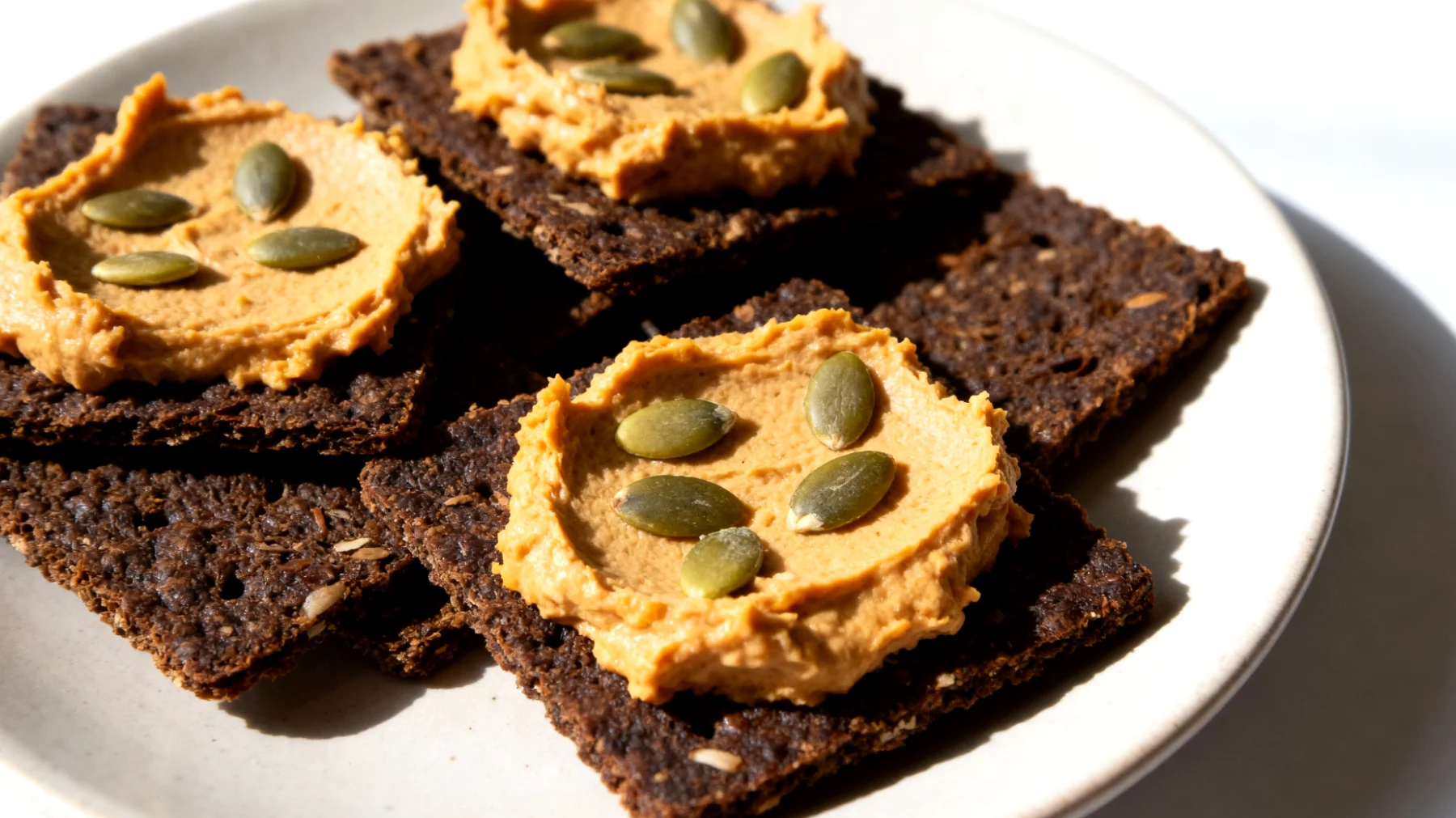 Crackers di segale con crema di semi di zucca"