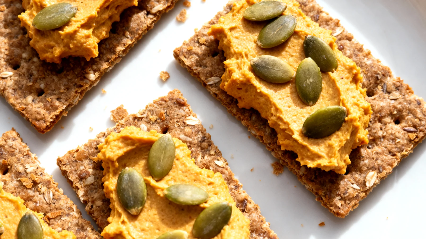 Crackers di segale con crema di semi di zucca"