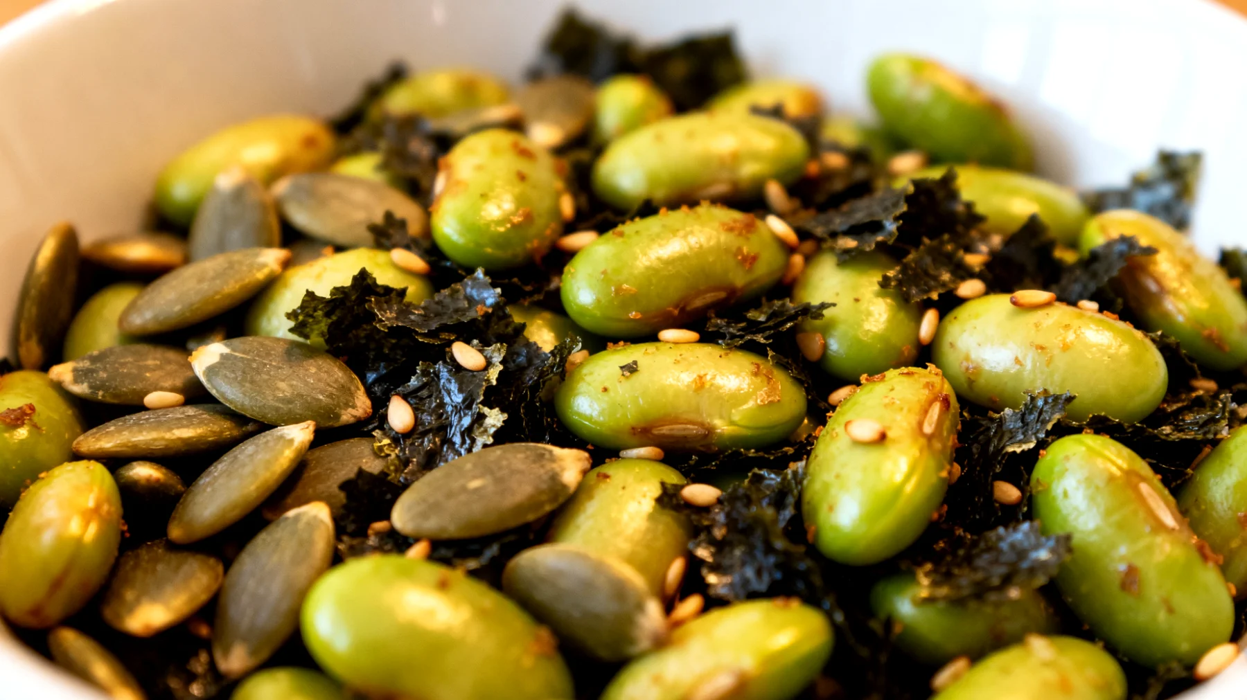 Edamame tostati con semi di zucca e alga nori sbriciolata"