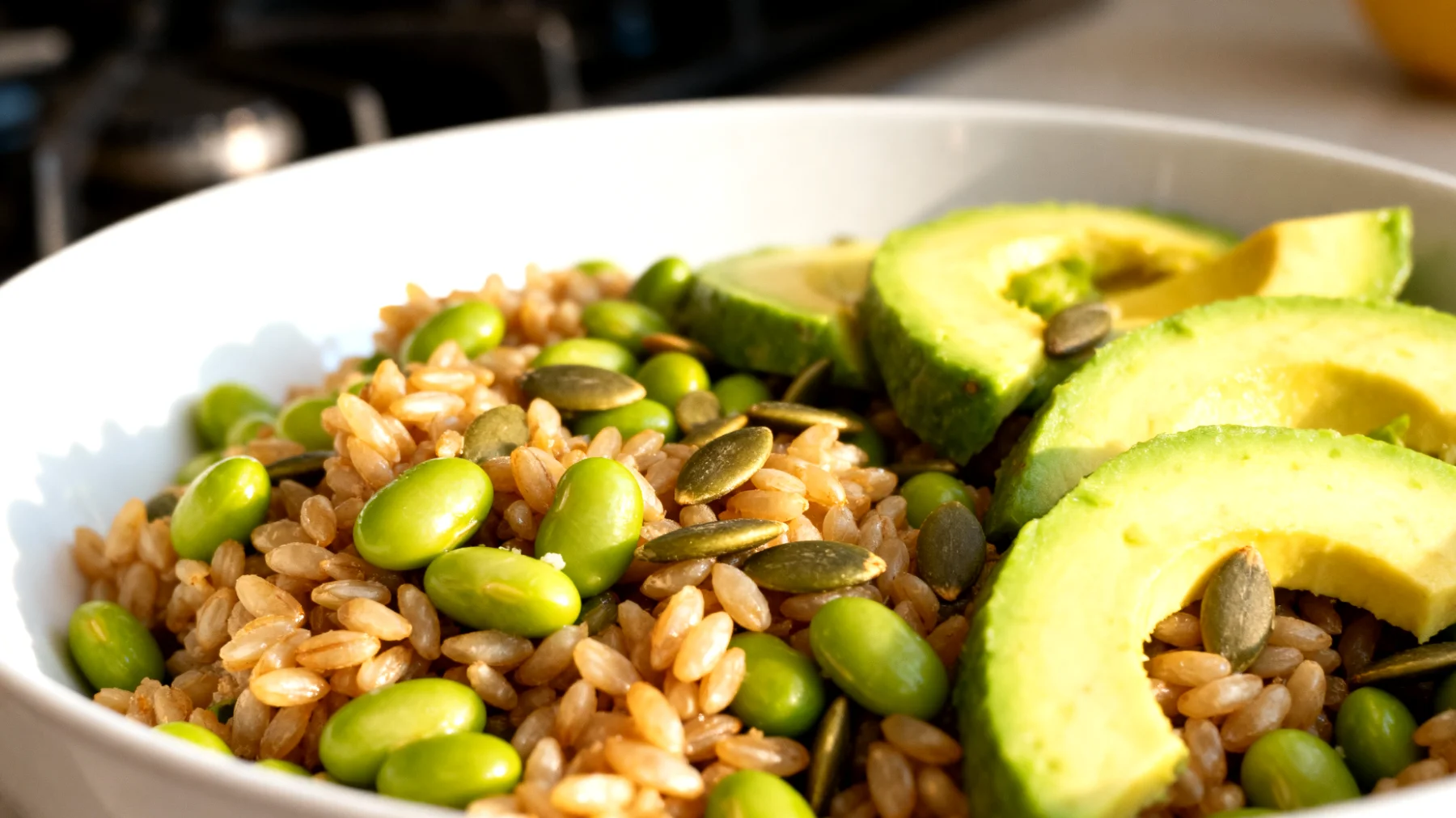 Insalata di farro con edamame, avocado e semi di zucca"