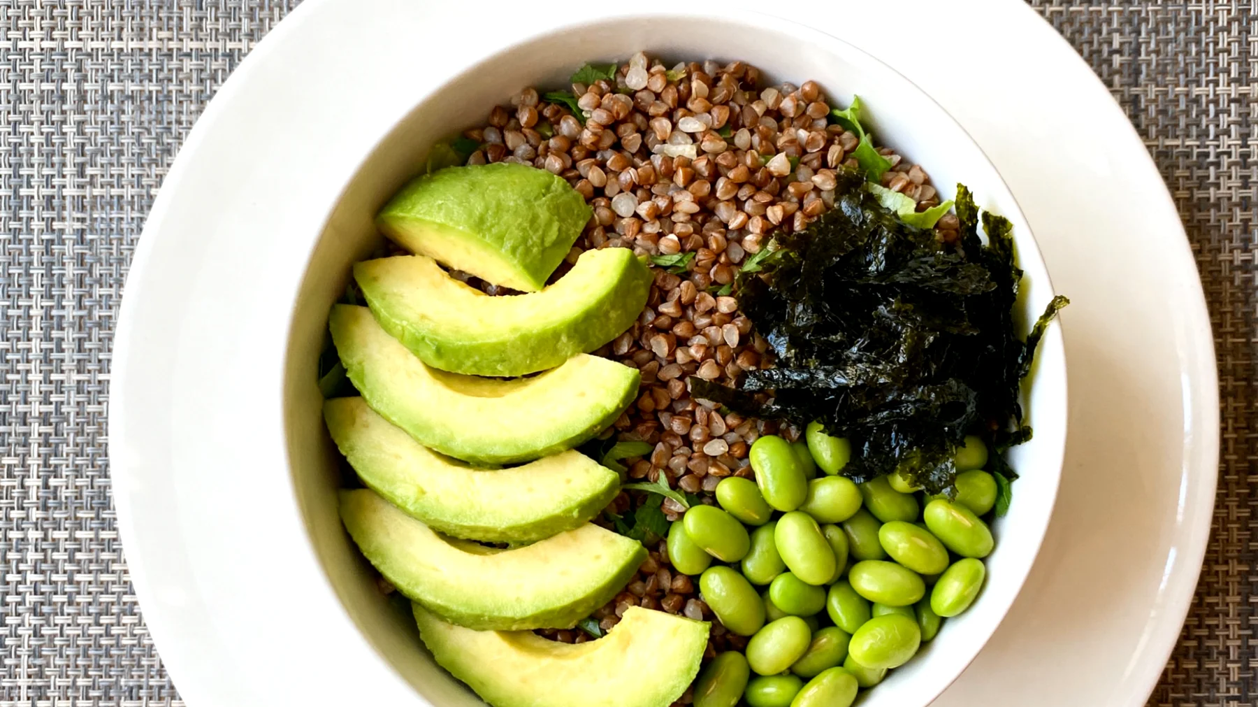 Insalata di grano saraceno con avocado, edamame e alghe wakame"