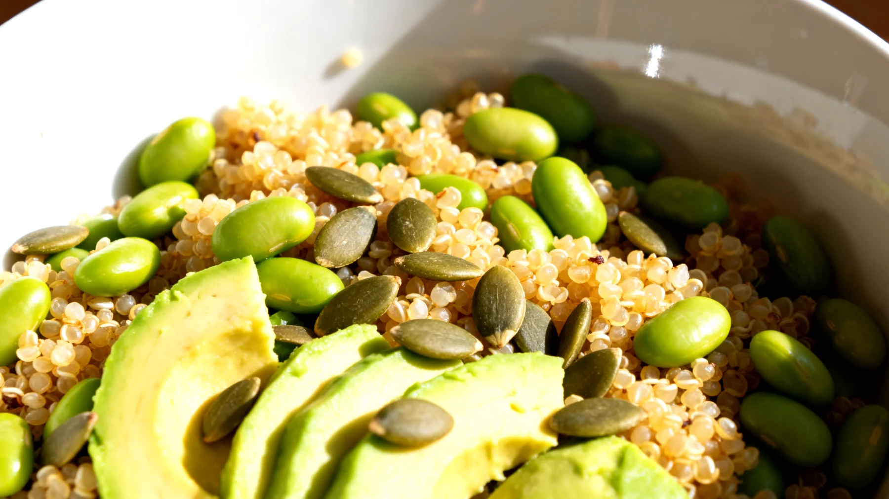 Insalata di quinoa con edamame, avocado e semi di zucca"