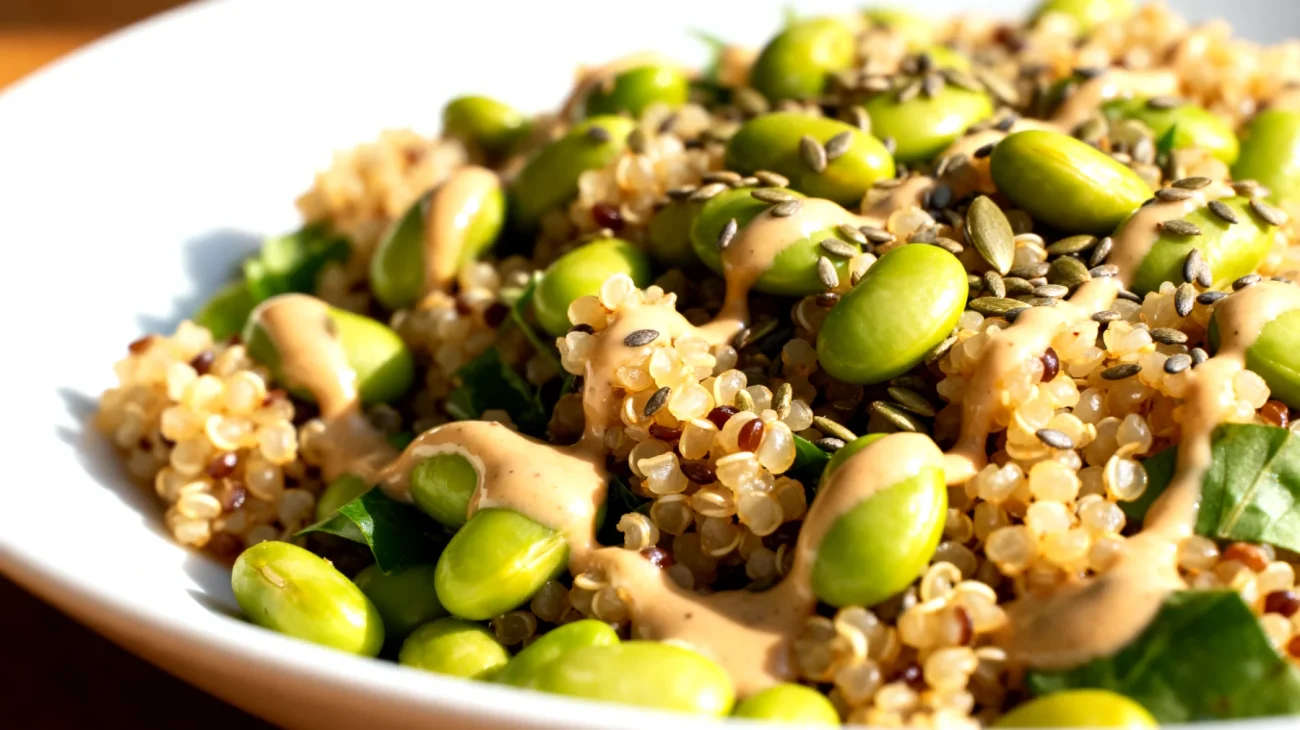Insalata di quinoa con edamame, semi di canapa e tahina"