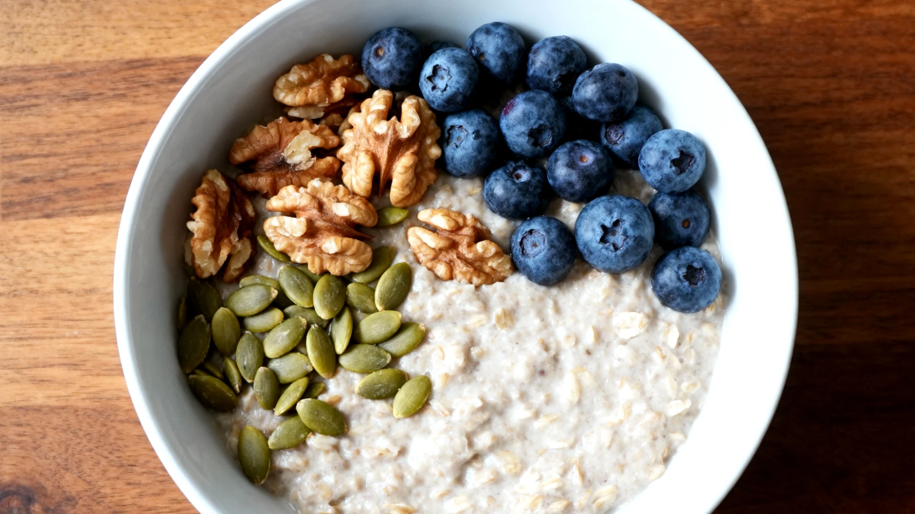 Porridge di avena con semi di zucca, noci e mirtilli"