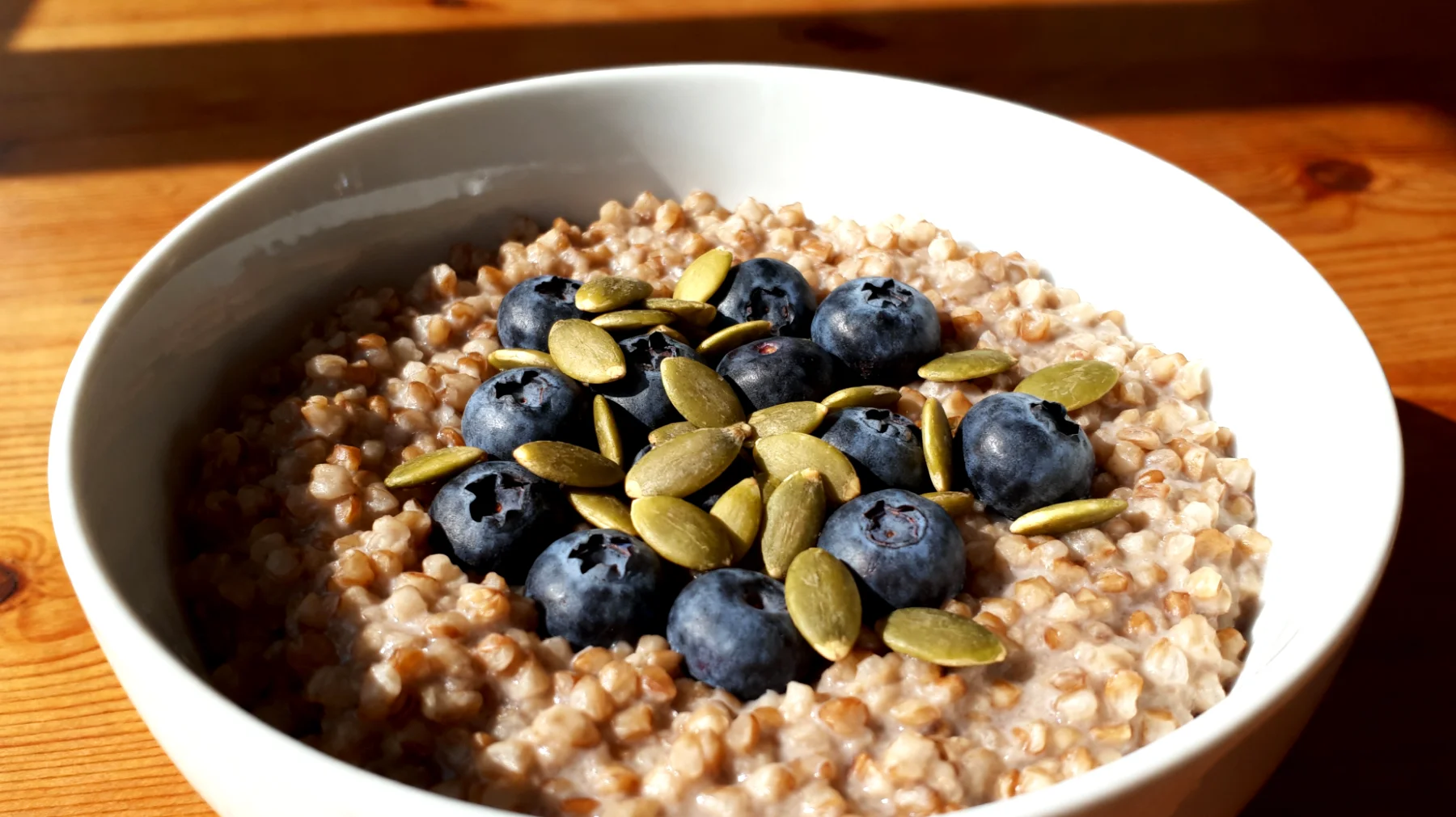 Porridge di grano saraceno con semi di zucca e mirtilli"