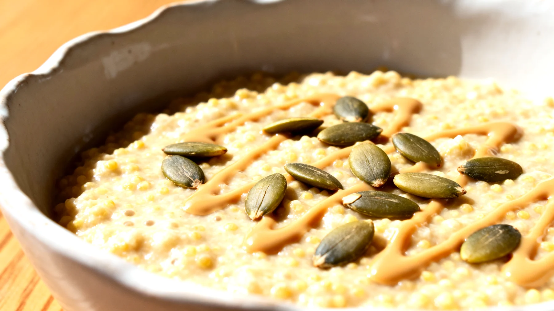 Porridge di miglio con semi di zucca e tahina"
