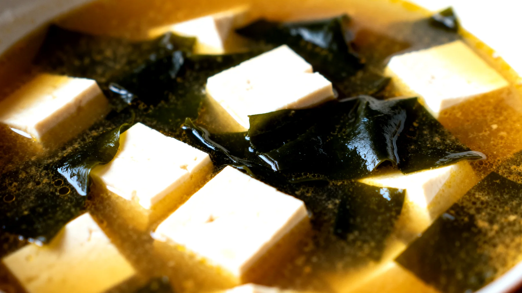 Zuppa di miso con tofu e alghe wakame"