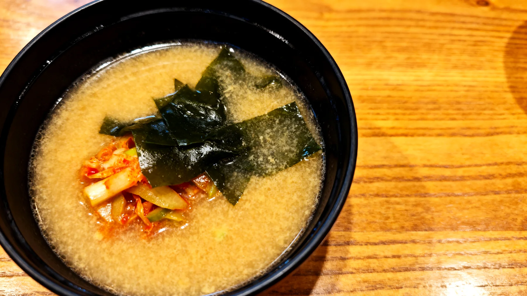 Zuppa di miso con verdure fermentate e alga wakame"