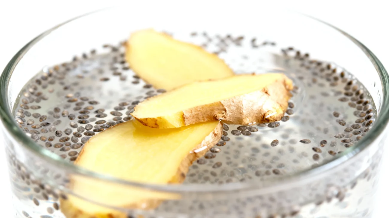 Kefir d'acqua con semi di chia e zenzero fresco"