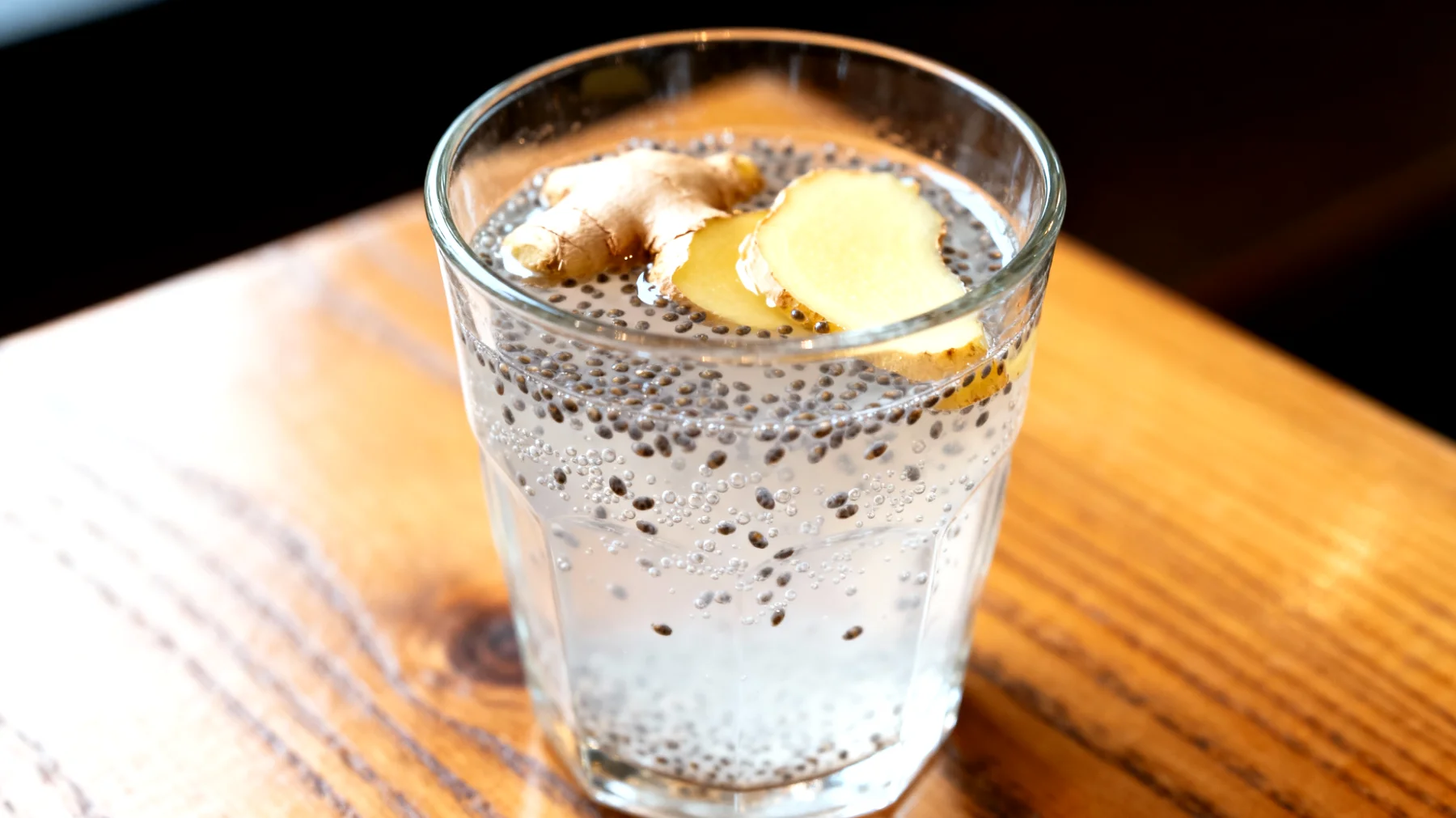 Kefir d'acqua con semi di chia e zenzero fresco"