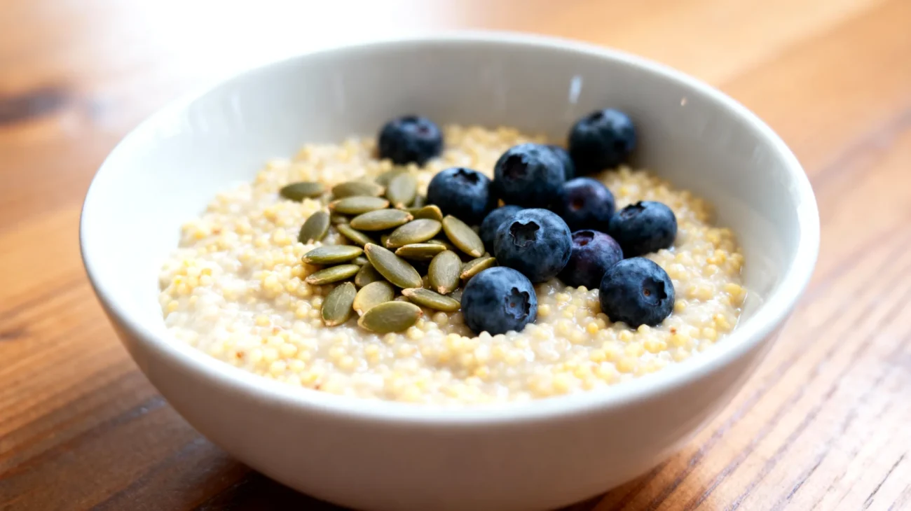 Porridge di miglio con semi di zucca e mirtilli"