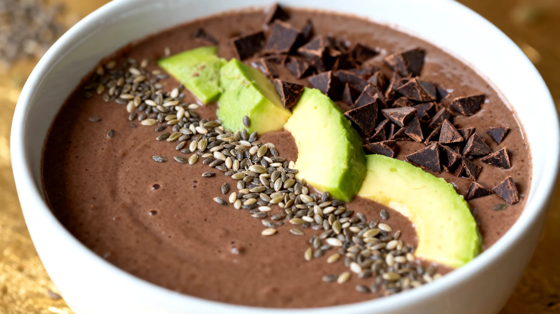 Smoothie bowl al cacao crudo con semi di canapa e avocado"
