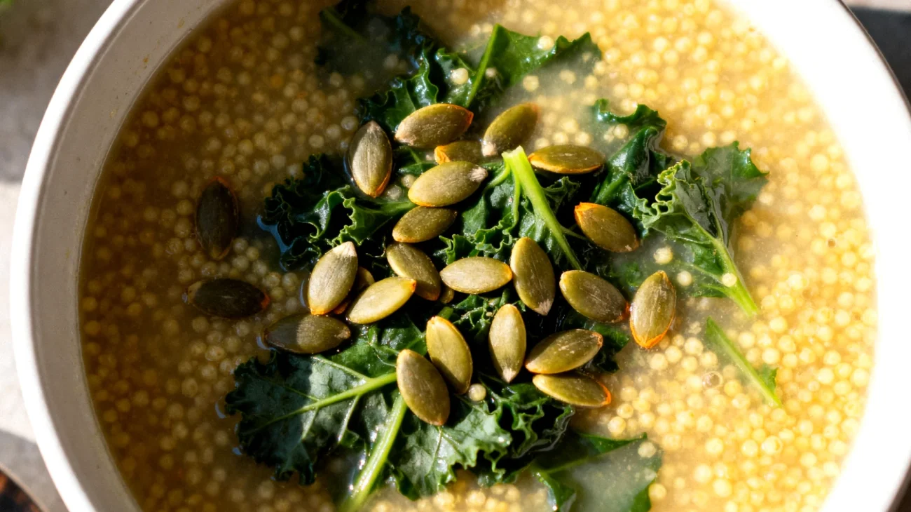 Zuppa di miglio con verdure amare e semi di zucca"