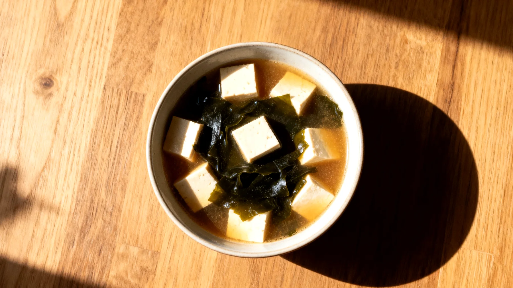 Zuppa di miso con alghe wakame e tofu"