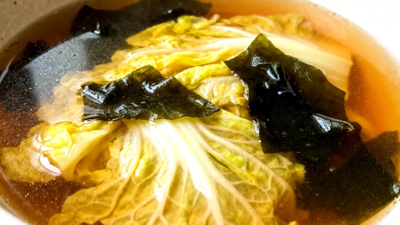 Zuppa di miso con cavolo fermentato e alghe wakame"
