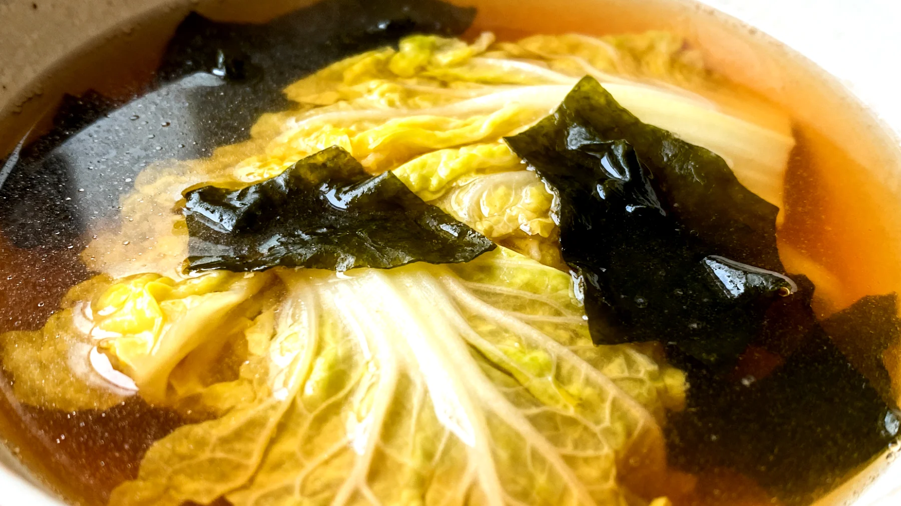 Zuppa di miso con cavolo fermentato e alghe wakame"