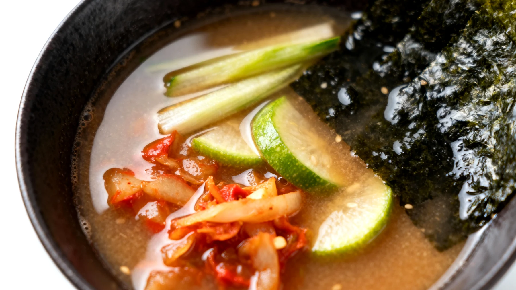 Zuppa di miso con verdure fermentate e alghe wakame"